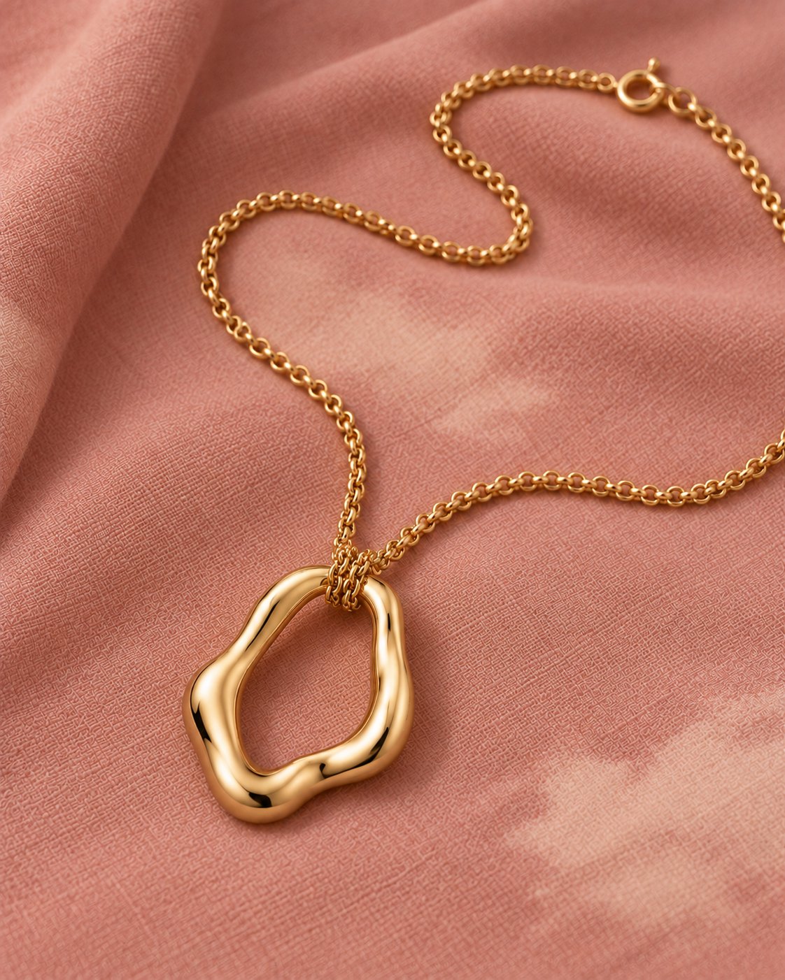 Colar orgânico sobre o tecido rosa com nuvens marfim estampadas