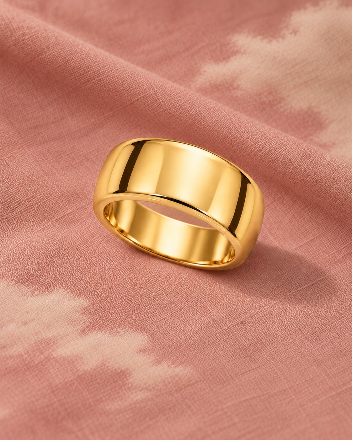 Anel de faixa larga sobre o tecido rosa com nuvens marfim estampadas