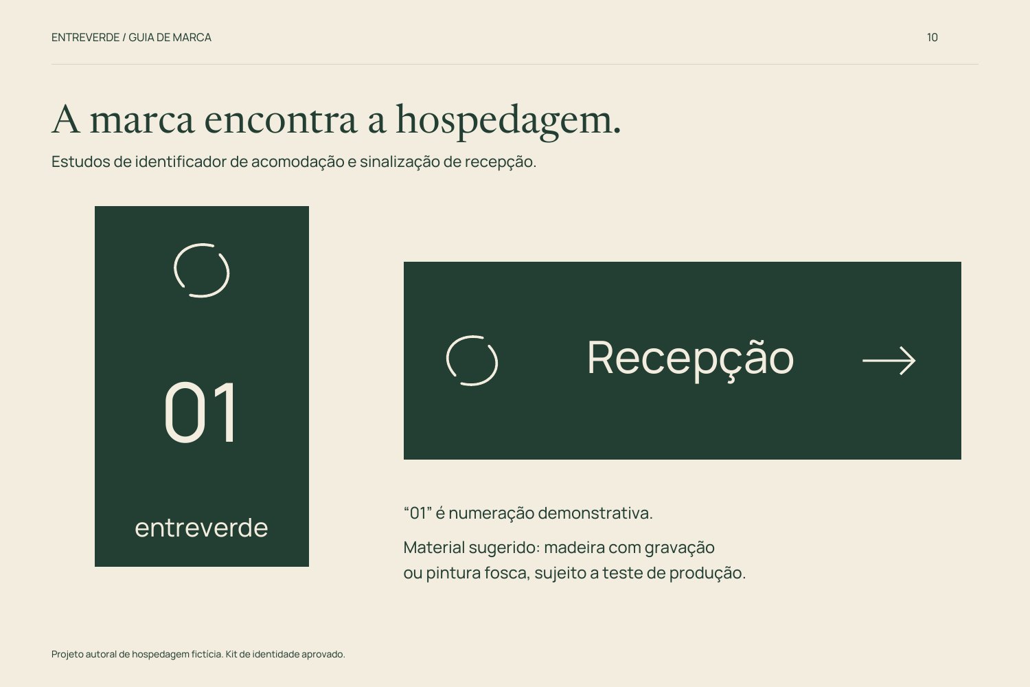 Estudos de identificador de acomodação com o número 01 e de placa de recepção com símbolo, texto e seta na mesma linha, em fundo mata