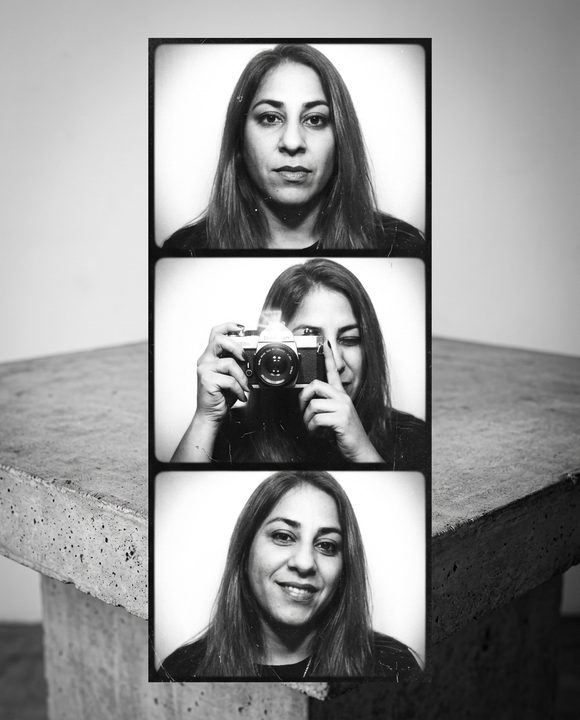 Tira de cabine fotográfica em preto e branco com três poses da mesma mulher