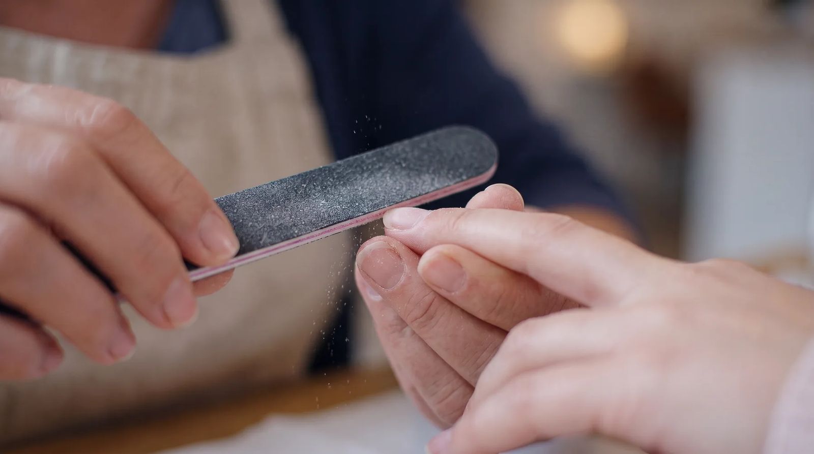 Manicure em ação, imagem gerada com IA para a marca fictícia Segura MEI