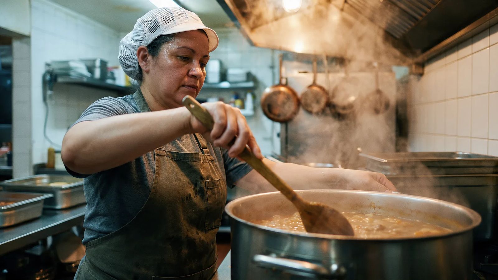 Marmiteira em ação, imagem gerada com IA para a marca fictícia Segura MEI