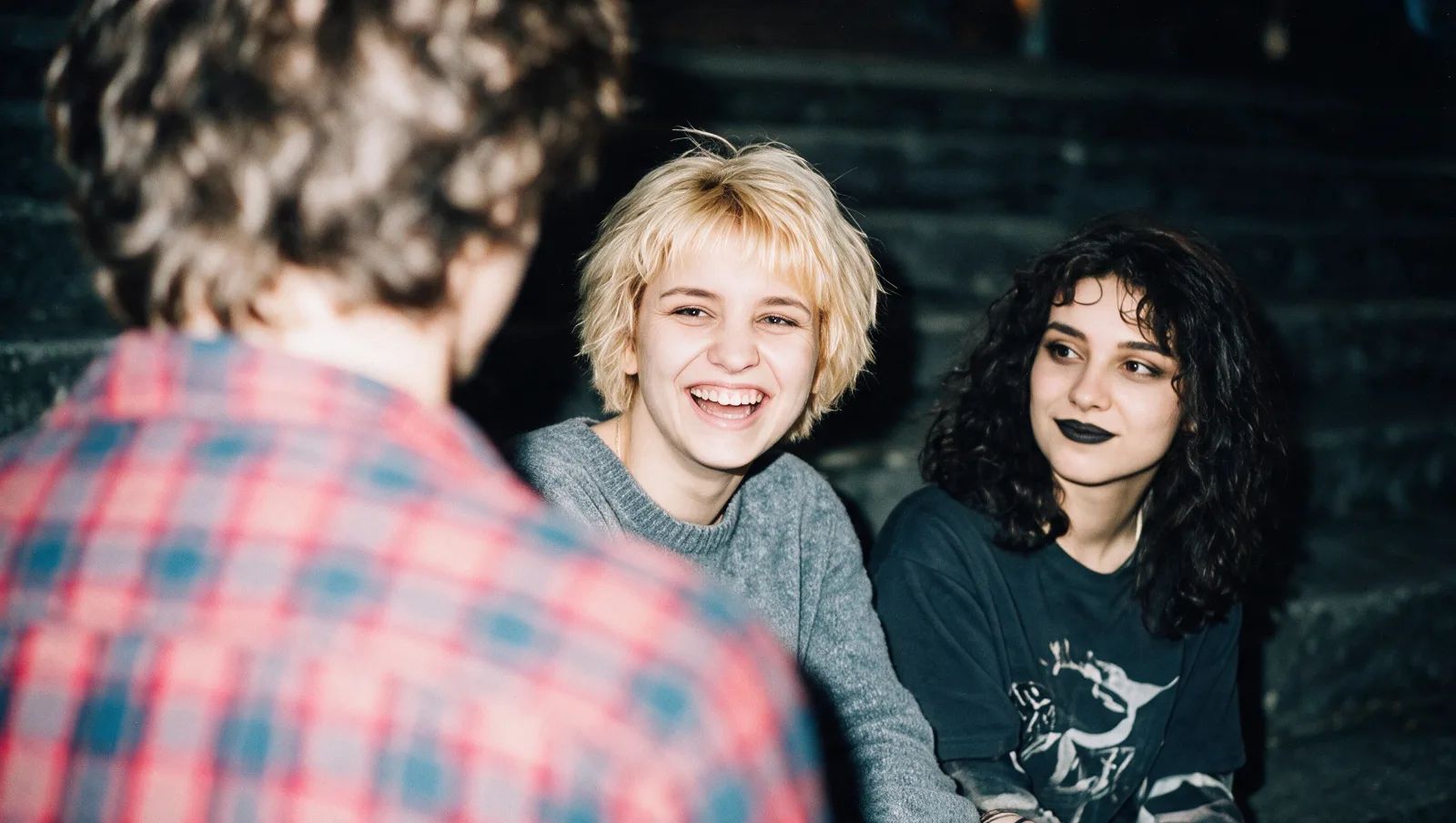Personagens-base da série, em estética de fotografia analógica dos anos 90