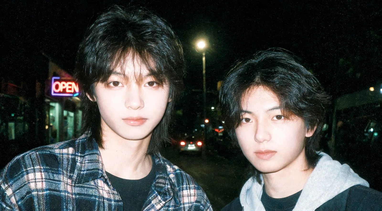 Personagens-base da série, em estética de fotografia analógica dos anos 90